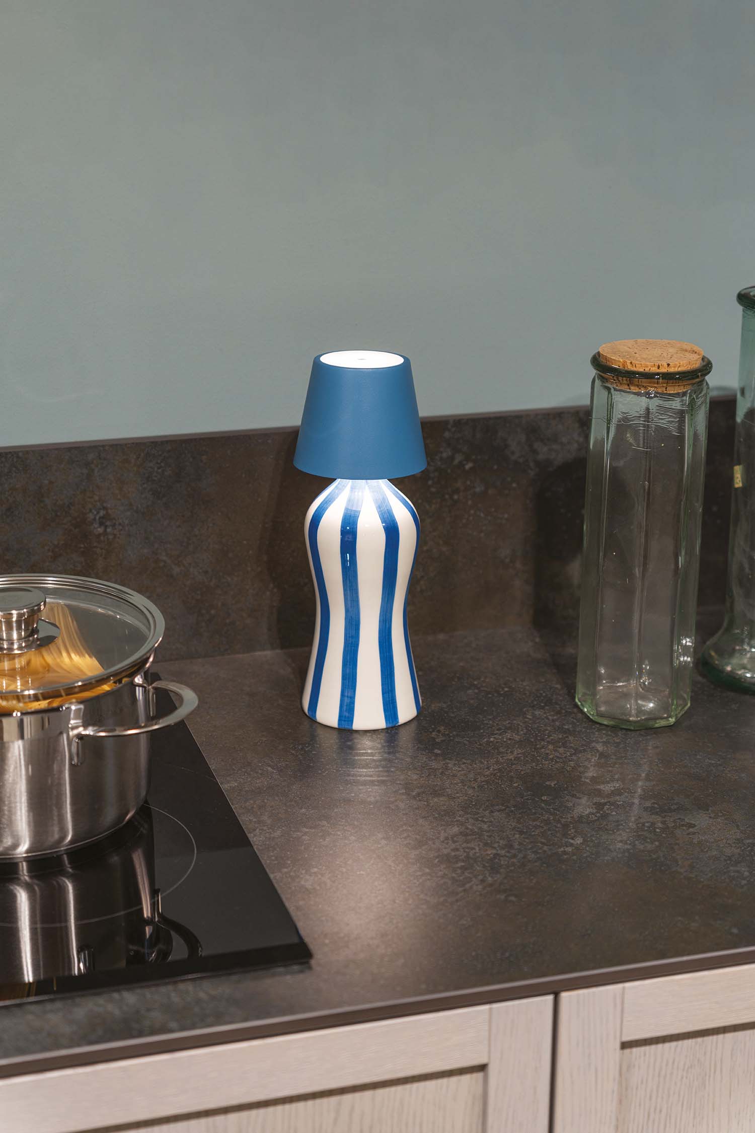Zafferano Lido Keramik Flasche mit vertikalen Streifen in blau