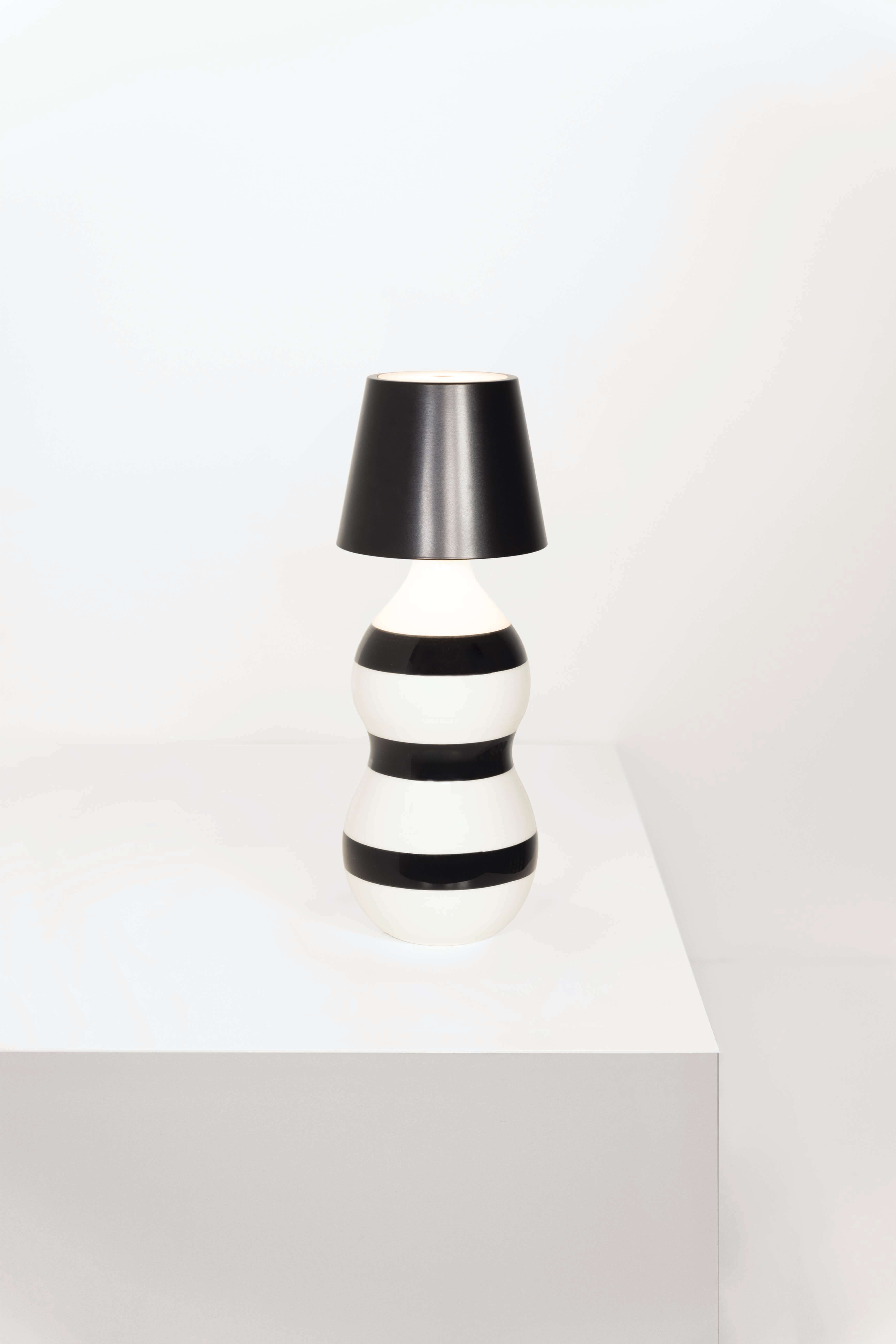 Zafferano Poldina Stopper Bianco / White + Lido Keramik Flasche mit horizontalen Ringen in schwarz
